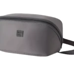 Bolso organizador de viaje para ropa interior, gris, con logo y asa lateral.