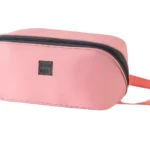 Bolso organizador de ropa interior para viaje color rosa con placa "travel bag".