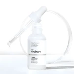 Botella blanca de The Ordinary Buffet con gotero, mostrando una gota de sérum en suspensión.