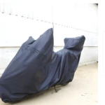 Carpa para moto negra con maletero, cubierta por completo, con logo de LAFFEF visible.