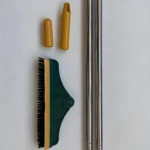 Cepillo trapeador giratorio multiusos con mango cromado y dos tapas amarillas.