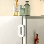 Cerradura de seguridad para puerta de nevera X2, diseño moderno blanco sobre refrigerador con botellas.