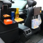 Comedero para asiento de carro con bandeja plegable, porta celular, botellas y bolsas.