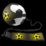 Entrenador de patada de fútbol con balón, correa y cinturón con diseño de balones amarillos.