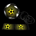 Entrenador de patada de fútbol con pelota y banda para entrenamiento.