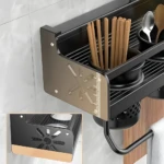 Estante organizador de cocina negro para utensilios, con toallero y detalles decorativos.