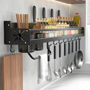 Estante organizador de cocina negro con utensilios, especias y tablas de cortar.