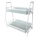 Estante organizador blanco de dos niveles, con cestas de malla para baño y cocina.