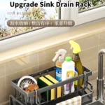 Estante organizador para lavaplatos He-088 con esponjas, cepillos y botellas de limpieza.