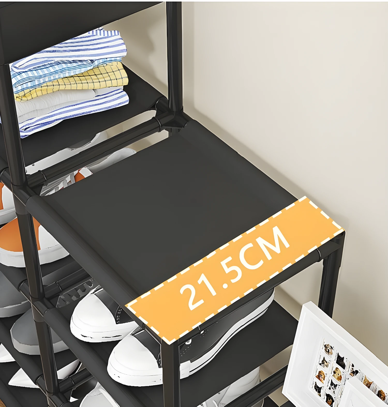 Estante zapatero multiusos con diferentes tipos de calzado y ropa, medida 21.5cm.