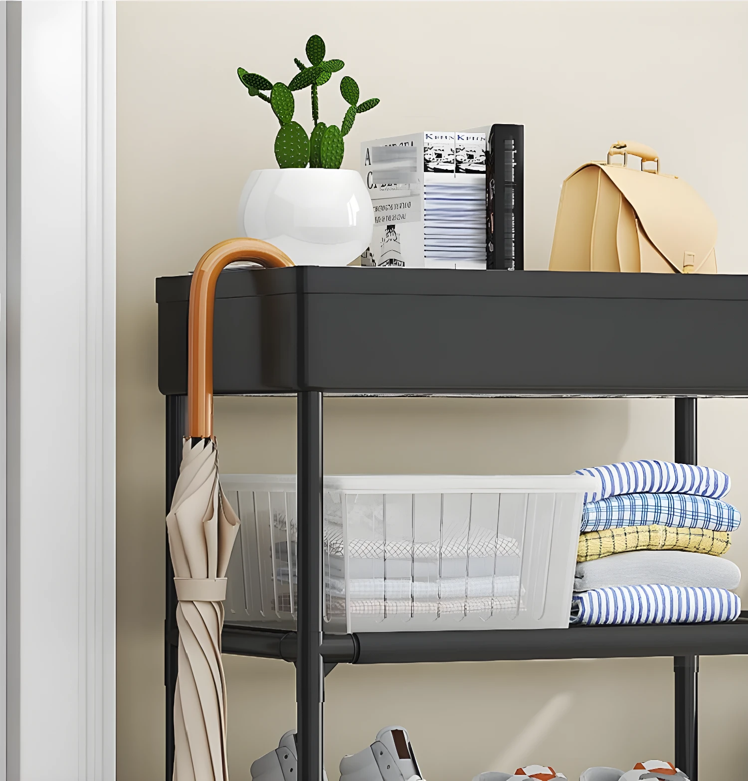 Estante zapatero multiusos con cactus, paraguas y maleta en el primer nivel.