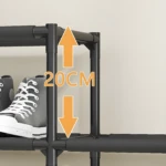 Zapatero multiusos de 20cm de alto entre niveles, con zapatillas deportivas.