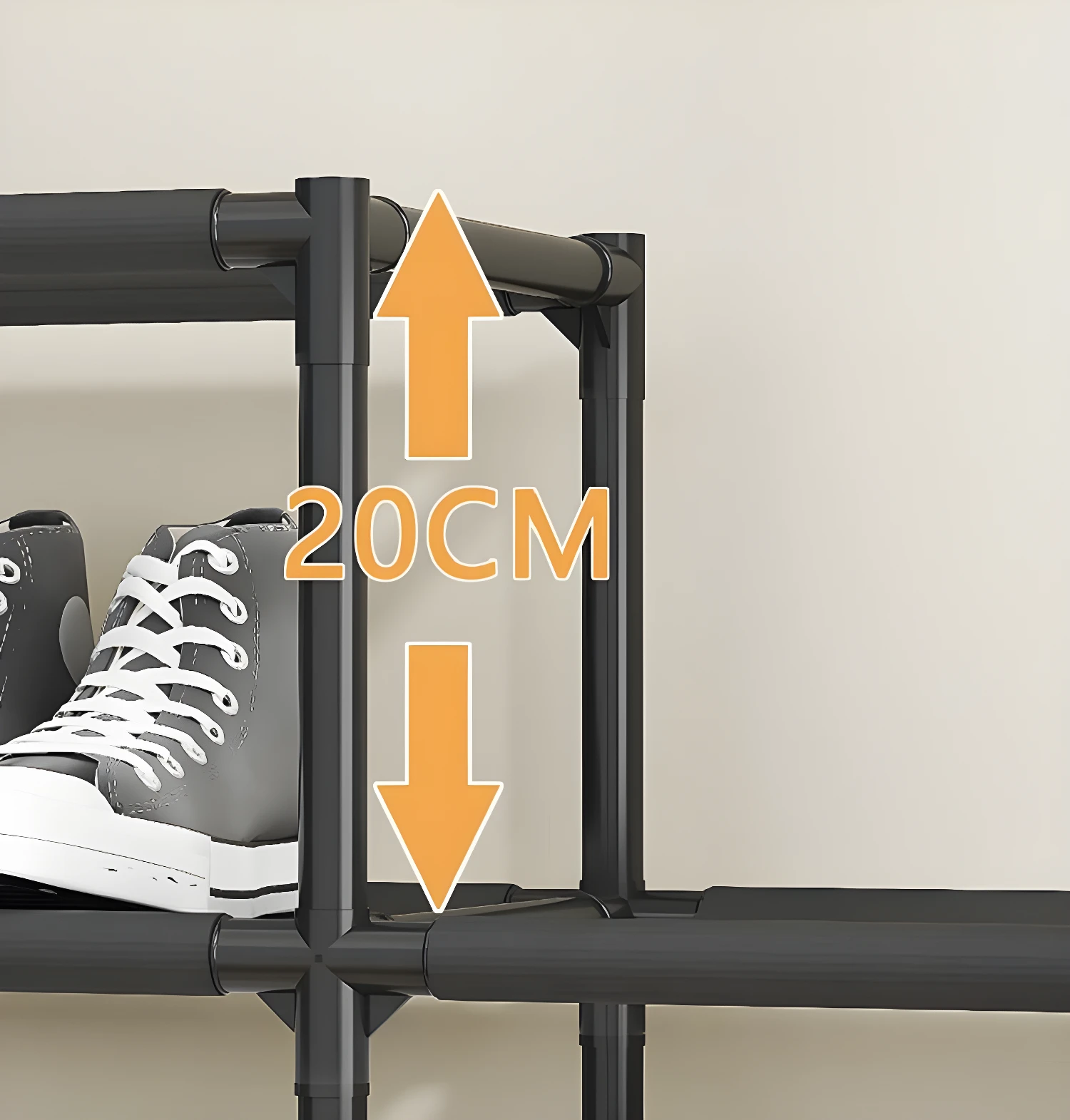 Zapatero multiusos de 20cm de alto entre niveles, con zapatillas deportivas.