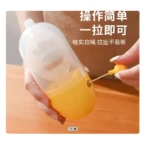 Extractor de huevos manual amarillo para batir huevos en su cáscara con facilidad.