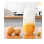 Extractor de huevos manual para preparar huevos revueltos sin cáscara.