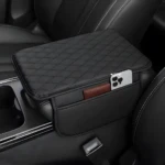 Funda de cojín para reposabrazos de carro en cuero negro acolchado con bolsillo para teléfono.