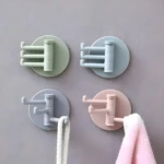 Gancho adhesivo giratorio x3 color menta, azul, gris y rosa, ideal para colgar toallas y objetos.