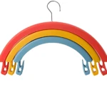 Gancho para ropa en forma de arcoíris, con clips, tres niveles de colores: rojo, amarillo y azul.