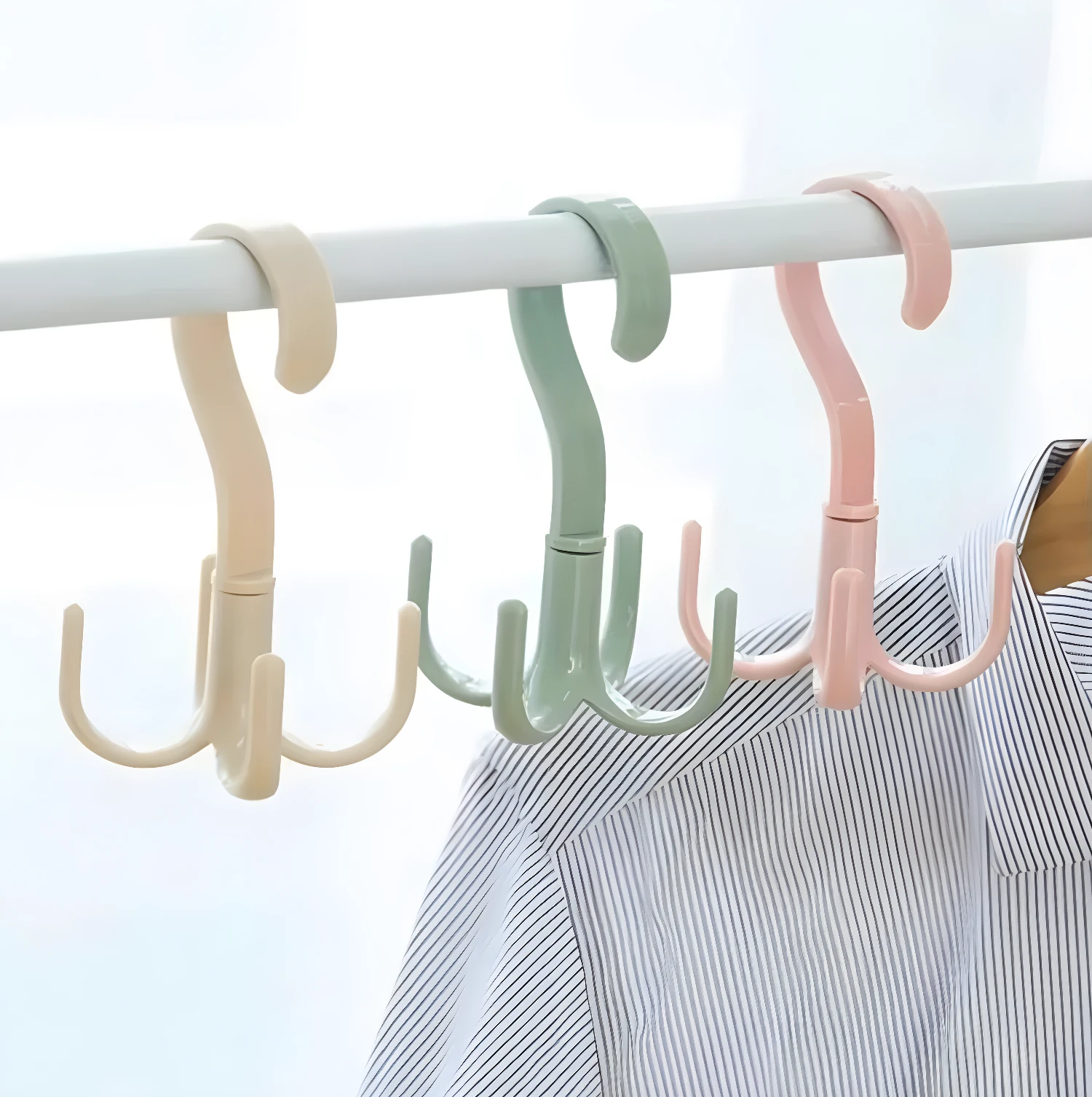 Set x3 ganchos giratorios multifuncionales para colgar ropa y accesorios en barra.