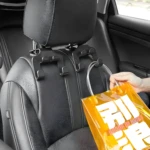 Gancho multifunción para silla de carro, cuelga tu bolso del reposacabezas fácilmente.