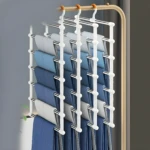 Percha ahorradora de espacio 6 en 1 con 5 pantalones doblados y colgando verticalmente.