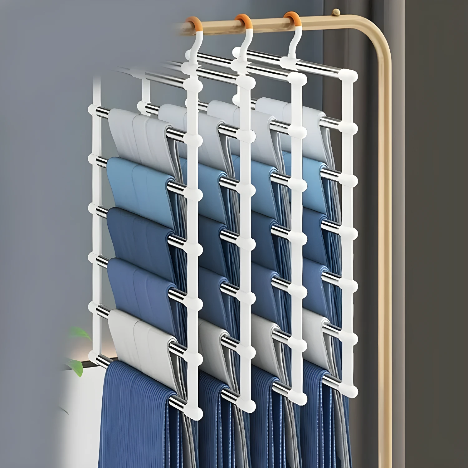 Percha ahorradora de espacio 6 en 1 con 5 pantalones doblados y colgando verticalmente.