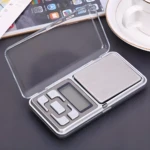 Gramera mini Zo portátil con tapa transparente, pantalla digital y botones de control, ideal para pesar pequeñas cantidades.