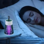 Lámpara mata zancudos y mosquitos con luz UV morada, junto a mujer durmiendo plácidamente.