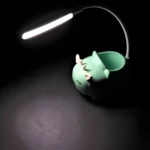 Lámpara de escritorio flexible en forma de carro con luz LED, ideal para leer.