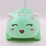 Lámpara de escritorio flexible en forma de carro verde con cara de caracol sonriente.