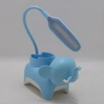 Lámpara de escritorio flexible con diseño de elefante azul y portalápices.