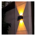Lámpara solar para jardín de luz ascendente y descendente, panel solar visible, montada en pared exterior.