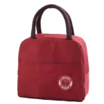 Lonchera térmica roja con asas marrones y un diseño redondo con panda y texto.