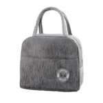 Lonchera térmica gris con estampado de panda y asas a rayas, ideal para transportar alimentos.