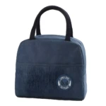 Lonchera térmica azul con estampado de oso panda y asas negras.