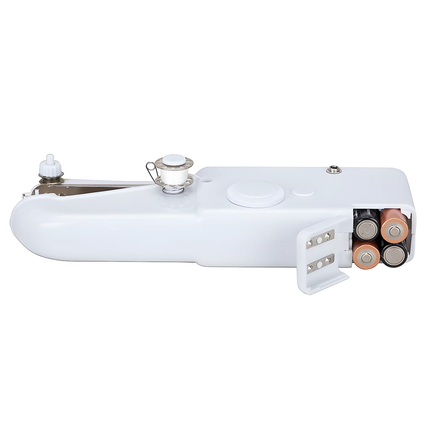 Máquina de coser manual blanca portátil con carrete, agujas y compartimento para 4 pilas AA abierto.
