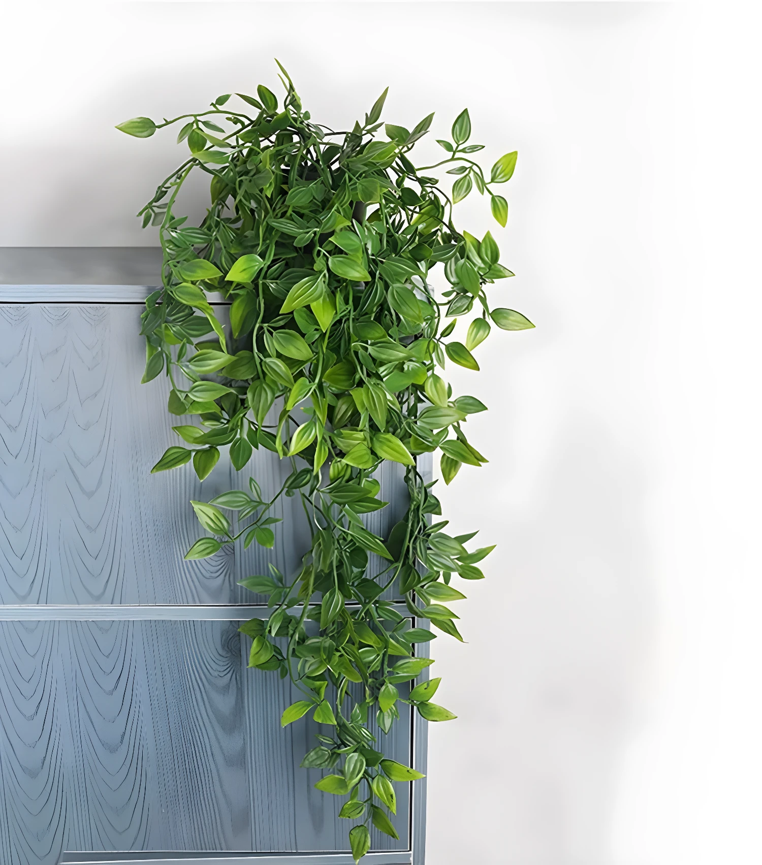 Matero con planta colgante hiedra artificial verde, ideal para decorar espacios interiores.