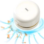 Mini aspiradora Deli portátil aspirando virutas de lápiz y polvo con flechas azules indicando succión.