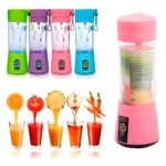 Mini batidora USB portátil rosa de 6 cuchillas exprimiendo jugo de naranja, tomate, piña, manzana y zanahoria.