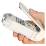 Mini selladora de bolsas portátil en mano, ideal para empaques.