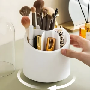 Organizador de maquillaje giratorio con tapa, sostiene brochas y labiales.