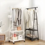 Organizador triangular de ropa con múltiples niveles, blanco y negro, con abrigos colgados y accesorios.