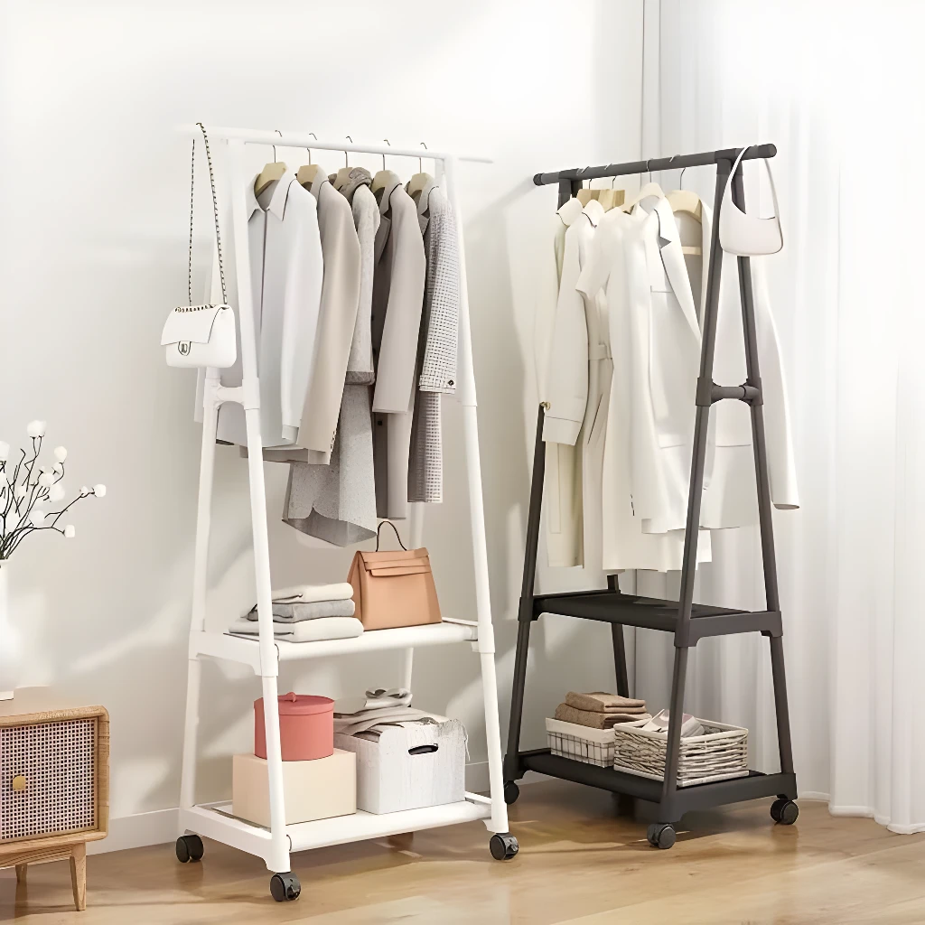 Organizador triangular de ropa con múltiples niveles, blanco y negro, con abrigos colgados y accesorios.