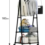 Organizador de ropa triangular con ruedas, estantes y perchero para chaquetas y bolsos.