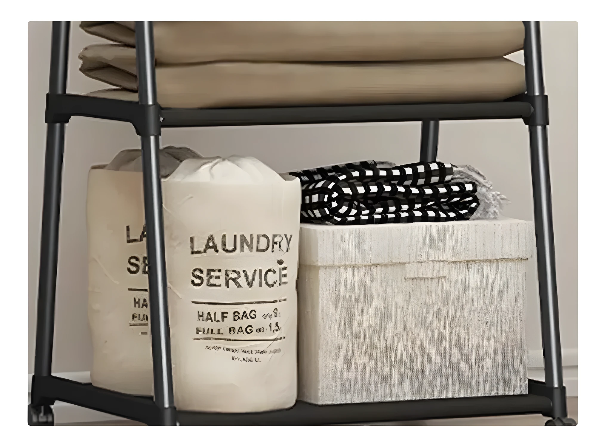 Organizador de ropa triangular con cestos y textiles en estantes de metal negro.