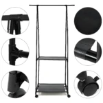 Organizador de ropa triangular negro con ruedas y dos estantes para almacenamiento.