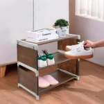 Organizador de zapatos de 3 niveles marrón con zapatillas blancas y pantuflas rosas.