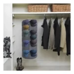 Organizador colgante gris para 12 gorras y perchero con abrigos y cestas en armario.