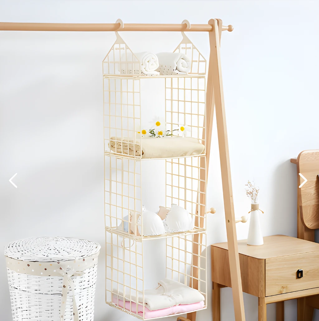 Colgador de ropa de 3 niveles con textiles beige en armario de madera.