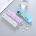 Pastillero semanal 7 rejillas organizado con pastillas y cápsulas, ideal para viajes.